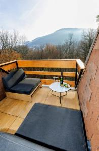 un patio con un divano e un tavolo su un balcone di ELYSIA Nature & Spa a Boersch