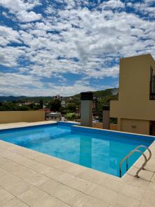 a large swimming pool on top of a building at Departamento en el corazón de Villa Carlos Paz in Villa Carlos Paz