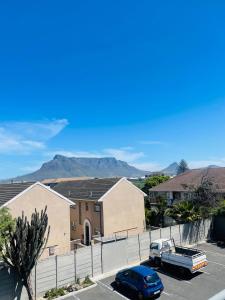 een vrachtwagen geparkeerd op een parkeerplaats met bergen op de achtergrond bij Fanieta Lagoon in Vosburg