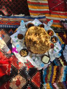 un tavolo con un piatto di cibo su una coperta di Kasbah Dar Dmana a Skoura