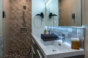 Secret Love Jacuzzi ou Midnight Spa في بلوا: حمام مع حوض ودش