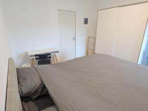 sypialnia z łóżkiem i biurkiem w obiekcie Cosy one bed room flat at walking distance of Lux border 