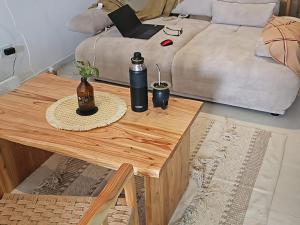 Una mesa de café con una computadora portátil encima de una cama. en PARANA Parque y CPC, en Paraná 12 fotos más