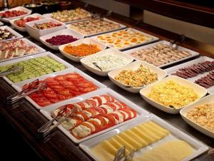 ein Buffet mit verschiedenen Speisen in Tabletts in der Unterkunft Six Suites, Old Town in Danzig