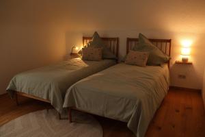 two beds sitting next to each other in a bedroom at Panorama Domblick in St. Blasien