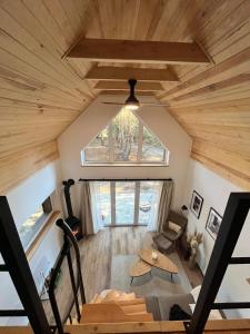 een uitzicht over de woonkamer van een tiny house bij Whispering Woods Cabin in Milicz