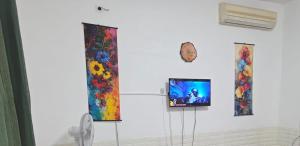 Una habitación con tres cuadros en la pared y un televisor. en Passadeira Garden, en São Tomé 33 fotos más
