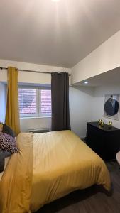 Un pat sau paturi într-o cameră la Charming and Cosy Place 2 rooms 3 beds