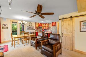 Et opholdsområde på Bear Claw 104 - Ski-in Ski-out Condo!