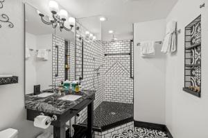 Et badeværelse på Bear Claw 104 - Ski-in Ski-out Condo!