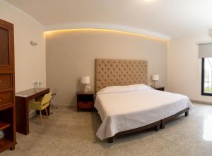 una camera da letto con un letto, una scrivania e un letto sidx sidx sidx di Casa San José a Coatepec