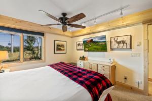 En eller flere senge i et værelse på Bear Claw 104 - Ski-in Ski-out Condo!
