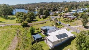 una vista aérea de una casa con paneles solares en The Lake Escape, en Yatte Yattah