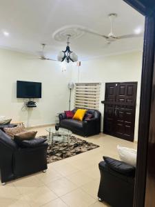 Una televisión o centro de entretenimiento en Saraville at Dansoman