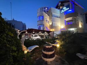 宁Apartments Dali的晚上有招牌的建筑物