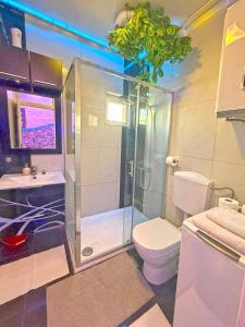 宁Apartments Dali的带玻璃淋浴和卫生间的浴室