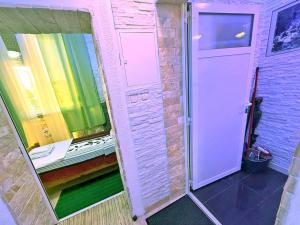 宁Apartments Dali的一间带镜子和冰箱的小浴室 更多43张照片