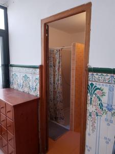 Et badeværelse på Charming traditional family townhouse in Calella