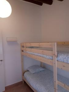 En eller flere senge i et værelse på Charming traditional family townhouse in Calella