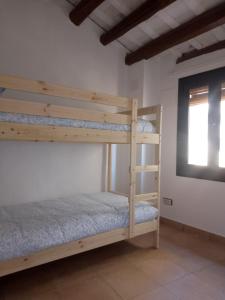 En eller flere senge i et værelse på Charming traditional family townhouse in Calella