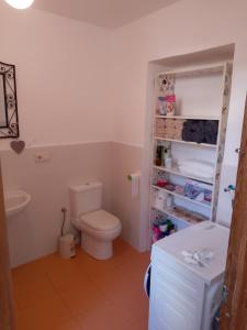 Et badeværelse på Charming traditional family townhouse in Calella + 14 billeder