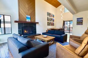 a living room with couches and a fireplace at Pine Hill Hideaway in Stateline