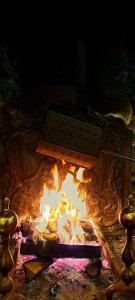 Un horno de fuego con una sartén dentro en Casa Rural Betraunea, en Sumbilla