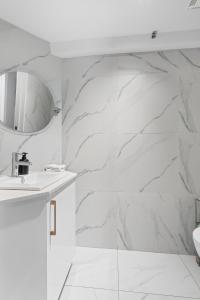 Kuchyň nebo kuchyňský kout v ubytování Le Nomade MTL