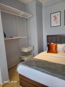 Ένα ή περισσότερα κρεβάτια σε δωμάτιο στο Comfy stays by Dee +11 φωτογραφίες