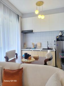 Η κουζίνα ή μικρή κουζίνα στο Comfy stays by Dee