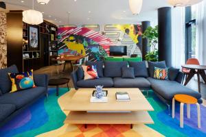 a living room with blue couches and a table at citizenM Washington DC Capitol in Washington, D.C.