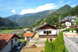 wioska w górach z samochodem na drodze w obiekcie Apartment Ad Alta - Flattach w mieście Flattach