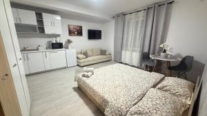 圣格奥尔基Yvett House的一间卧室配有一张床,厨房配有沙发