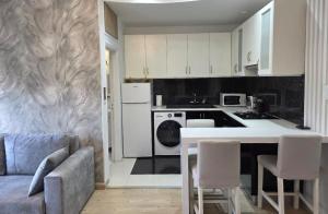 利马索尔White Arches Haven by Staycom的房间里有一张沙发和一张桌子的厨房 更多2张照片
