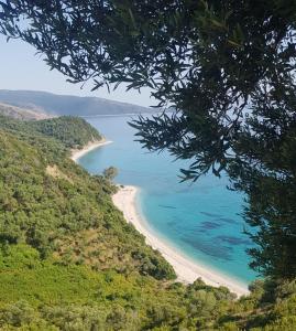 Blick auf einen Strand auf einem Hügel in der Unterkunft Cimarte The Path Lukove in Lukova