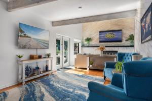 Μια τηλεόραση ή/και κέντρο ψυχαγωγίας στο Hernando Hideaway:Heated Pool/Decks/Dock/Balcony/Yard w/ Firepit/Kayaks