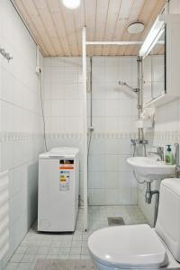 Et badeværelse på Bright and spacious apartment