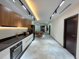 Nhà bếp/bếp nhỏ tại Marina Bay Apartment - Beach & Swimming Pool
