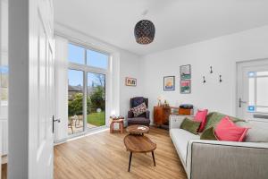 een woonkamer met een bank en een tafel bij 92 High Street in Carnoustie