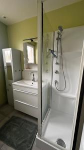 un baño con ducha y lavabo en 3 bedroom house for 5 people, en Rochefort