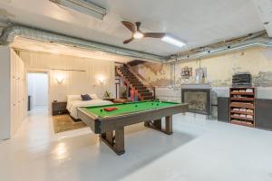 Billardbord på Renovated Church Hamilton! Evening Event Rental!