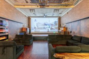 Et opholdsområde på Renovated Church Hamilton! Evening Event Rental! + 12 billeder