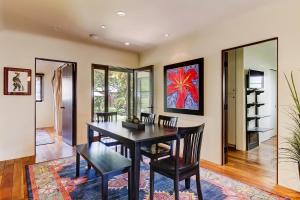 een eetkamer met een tafel en stoelen bij West Beach Villa 5 in Santa Barbara