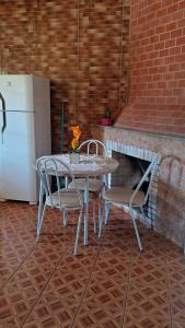 Kuchyň nebo kuchyňský kout v ubytování Apartamento inteiro no centro - 1 cama casal e solteiro, fronteira Brasil-Uruguai + 19 fotografií