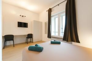 a room with a table with two green pillows on it at Raffinata Stanza 5 con bagno privato zona Stazione in Padova