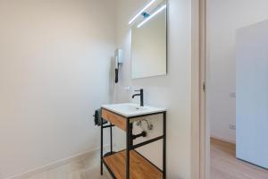a bathroom with a sink and a mirror at Raffinata Stanza 5 con bagno privato zona Stazione in Padova +27 photos