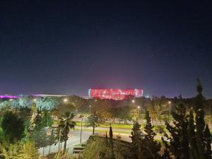 un edificio iluminado en un parque por la noche en Spacieux et familial à 2 minutes à pied du stade de football de RABAT, en Rabat 10 fotos más
