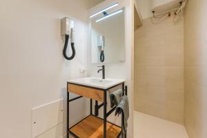 a bathroom with a sink and a mirror at Luminosa stanza 4 bagno privato vicino Stazione in Padova +20 photos