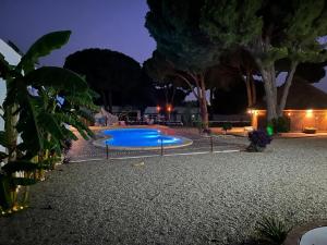 Una piscina en un patio por la noche. en CÁDIZ -TIPI en Chiclana de la frontera, España, en Chiclana de la Frontera 4 fotos más
