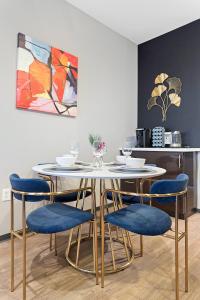 Ảnh trong thư viện ảnh của Luxurious 2Bed 2Bath Retreat in Prestigious Irvine ở Irvine